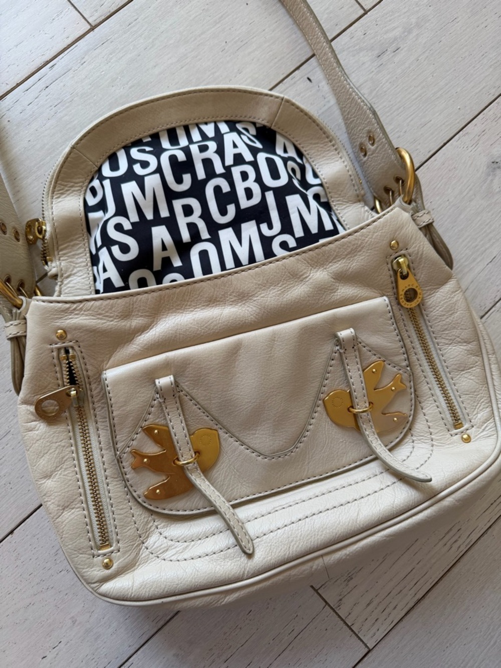 Marc Jacobs Cream Leather Shoulder Bag with Gold Hardware - Picture 4 of 11